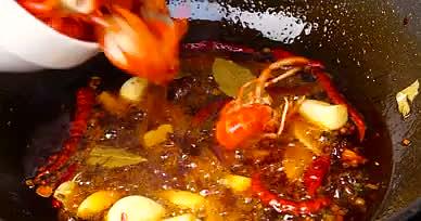 4k麻辣小龙虾油焖大虾麻小美食视频的预览图